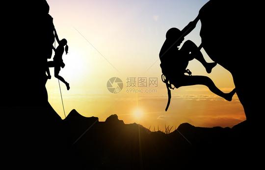 登山的人物剪影