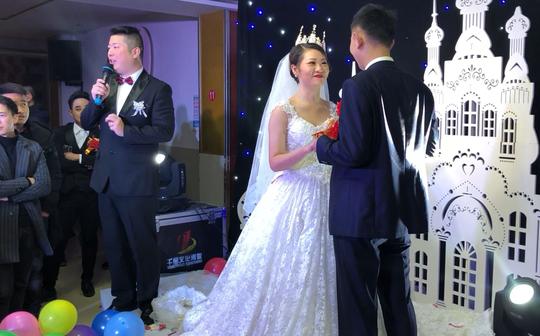 重庆一农村小伙结婚，婚礼现场新郎新娘相互深情表白，太感动了