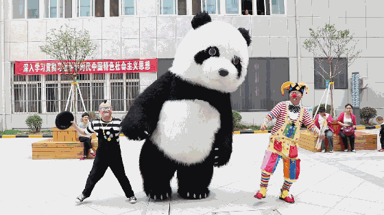 三周年庆第一弹|刷爆抖音的春晚巨型大熊猫来了!隔壁小孩都被萌翻了.