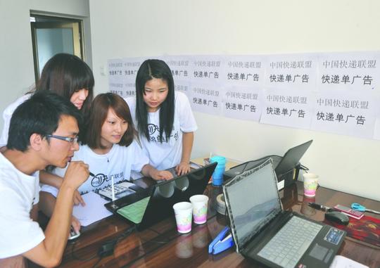 15日下午,成华区一套居民房内,这里便是他们的公司.