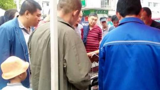 农村人在步行街卖烤猪三十元一斤