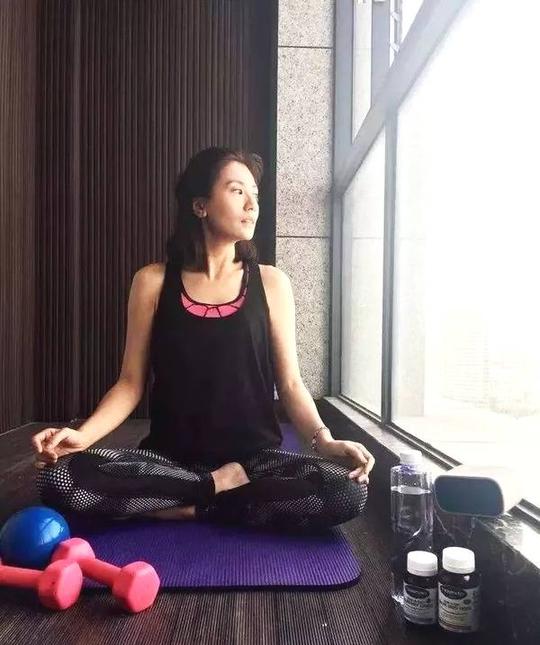 44岁的贾静雯告诉你,爱健身的人不仅美,运气也不会差