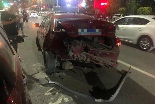 滴滴司机撞到豪车,说:豪车了不起啊,豪车司机怒而