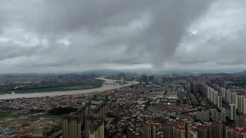 今年台风季开幕，福建风云突变，泉州黑云压境