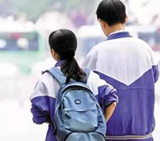 借同学手机联系逃课接男孩