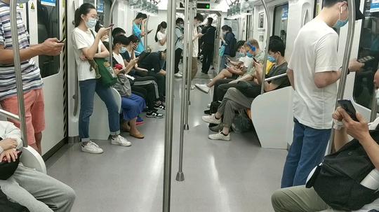 晚上下班上海地铁上90%的打工人都在玩手机