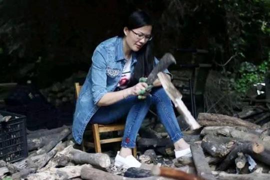有省事的煤气不用,却要去捡柴火烧火灶,农村人咋想的?