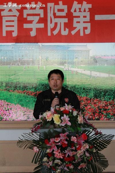 创业教育学院教师代表蔡文学在典礼上发言,他说,创业教育,需要不断地