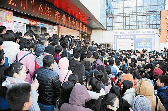 分别在山西省人力资源市场、太原人才大市场火爆开场.记者寇宁摄
