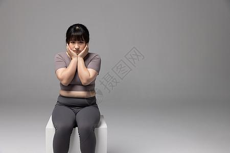 不开心的肥胖女性双手托脸图片下载