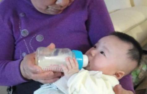如何正确给婴儿换奶粉