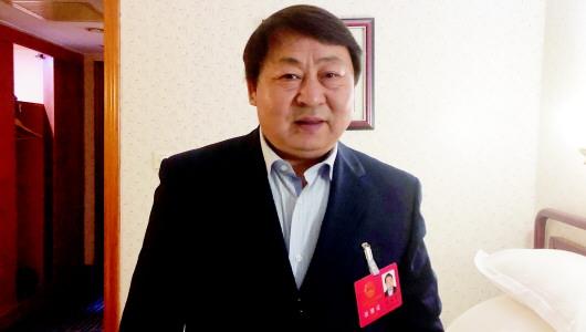 吴培忠代表越来越感觉到在基层工作落实的根本还是为百姓提供好的服务