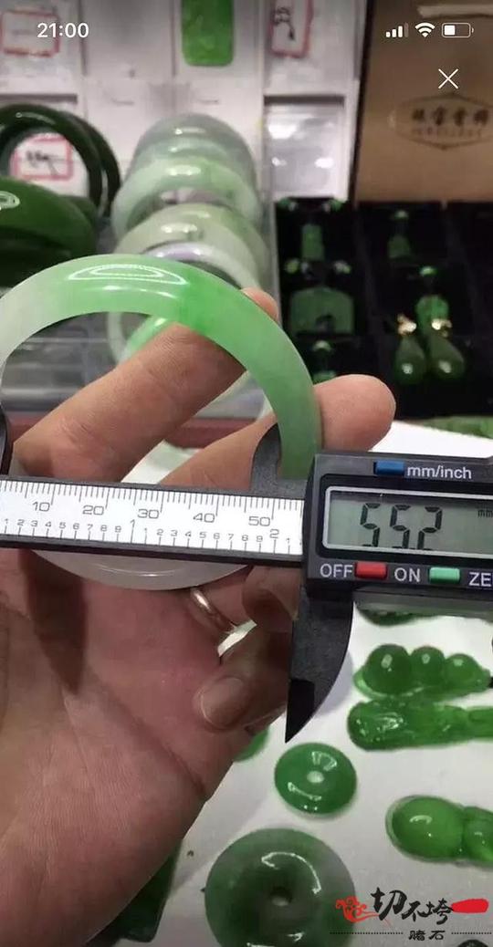 翡翠直播骗局:明目张胆卖假货,还配一堆鉴定证书!