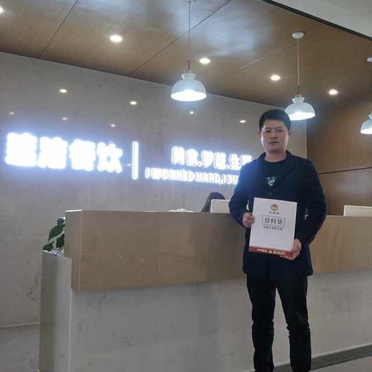 赵先生和老婆一直在浙江桐乡做淘宝服装生意,但随着小孩年龄大了,在