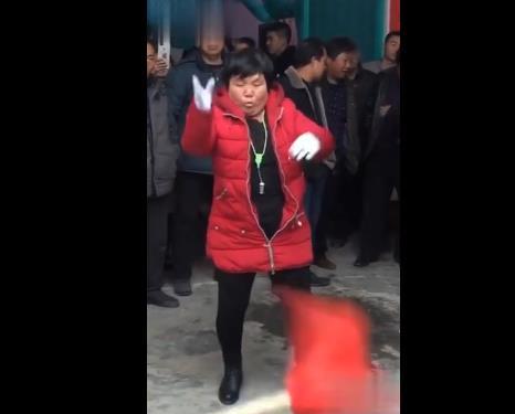 大妈魔性指挥走红:夸张表情动作火爆短视频平台