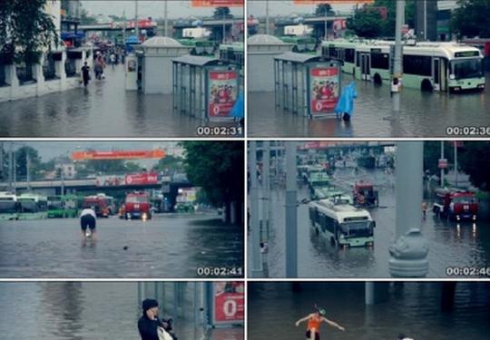 tb高清实拍视频素材下雨暴雨交警行人打伞消防车道路积水堵车泥石