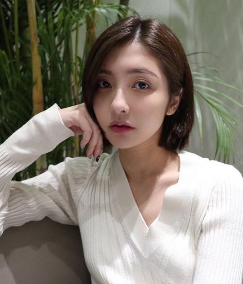 王思聪前女友直播误关美颜,脸上坑坑洼洼,评论区里瞬间炸了!