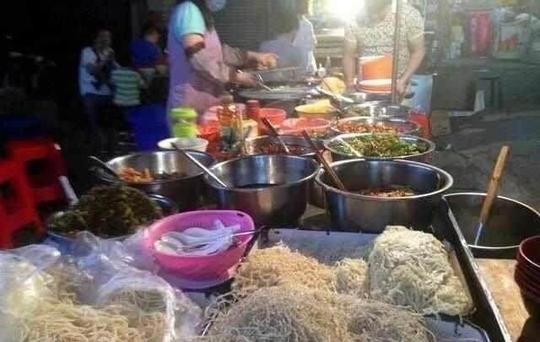 夫妻摆摊卖小吃,一份5元每天收入上千,吃过后才知道