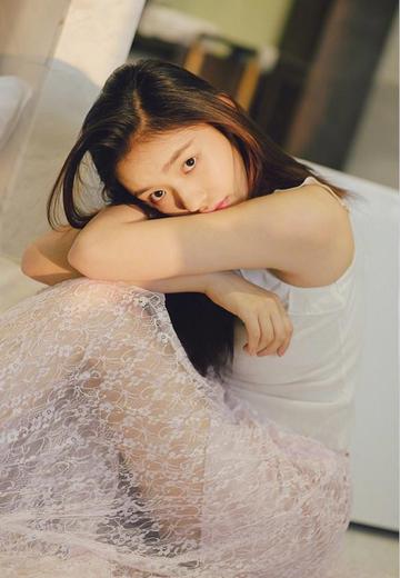 女孩沙发抬手抠逼gif动图