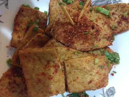 街边小吃摊上的臭豆腐.