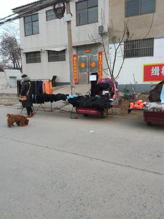 现在地摊的生意越来越难做啦!