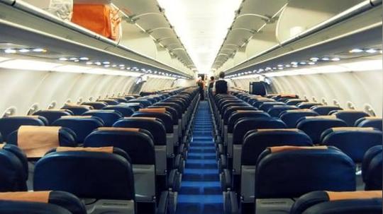 米兰一廉价航空舱内冒烟,飞机&lt;/strong&gt;紧急降落!