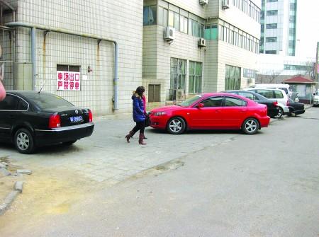 物业半路撂挑子,亏本买卖难做□居民花钱租车位,通道屡屡被堵小