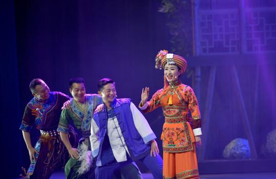 12月16日晚,演员们在湖北恩施大剧院表演《龙船调的故乡》.