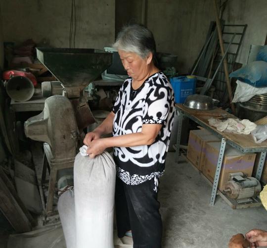 73岁老人做冷门生意,请别问她的年收入