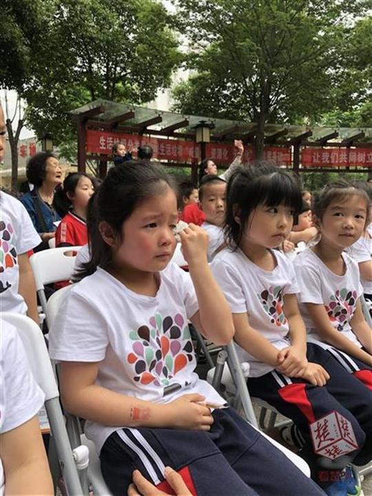 垃圾分类进社区活动，萌娃娃抢答题没抢到急哭了