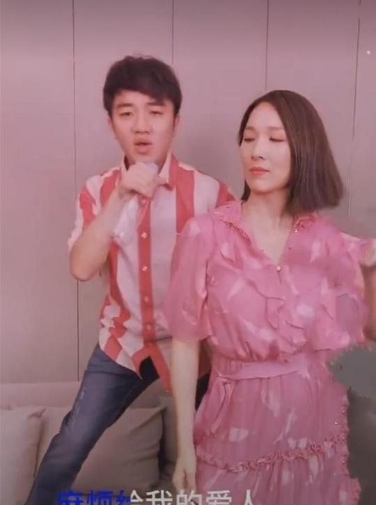 李亚男官宣怀二胎后首露面，踩高跟和老公跳舞满脸疲惫