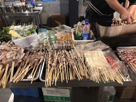 路边摊从来不能少了铁板烧,绝对是能和烤串平分秋色的美食,这边