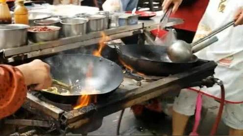 成都街边“双锅大侠”，生意超级好，掂锅速度不排队