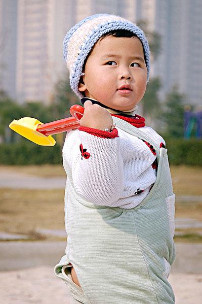 肩扛小铲子的宝宝_图片大全—全景创意图库（quanjing.com）中国领先的正版图片视频素材网站