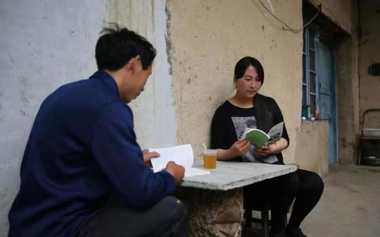 夫妻俩大学毕业之后回家养殖创业,饲养奇特物种,一条卖将近千元