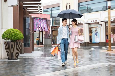情侣下雨逛街购物图片下载
