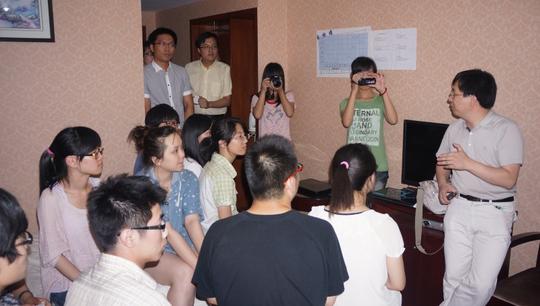 团委带队老师和宣传部老师还向大家介绍了学生暑期创业实践活动的