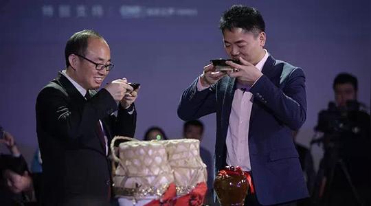 在和潘石屹豪气地对干了一碗黄酒之后,刘强东畅谈了自己的创业心得