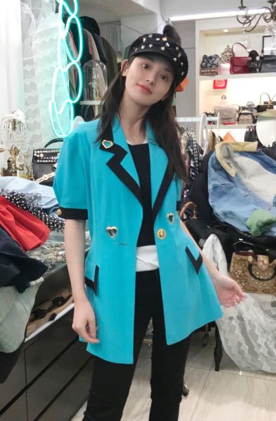 九公主不穿红装,彭小苒白色毛衣搭配灰色纱裙,穿出奶甜淑女范