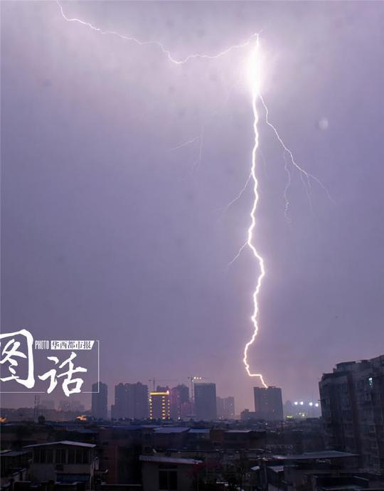四川多地狂风暴雨电闪雷鸣好吓人