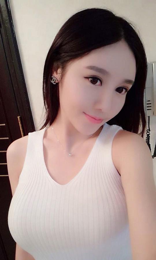 076清新氧气长腿美眉郝晴双手遮美胸!