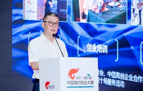 中国技术创业协会副理事长、留学人员创业园联盟秘书长郎靖作新闻发布