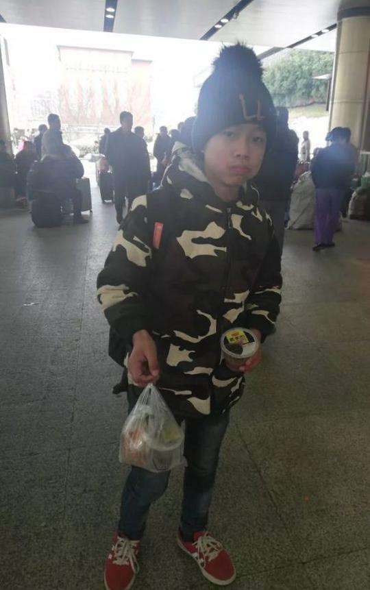 成都儿童团12岁男孩在火车站向陌生人借手机,之后的举动让人意想不到