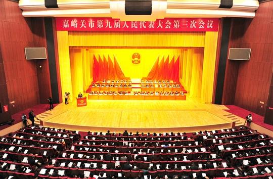 嘉峪关军分区司令员何良平,政委高豫蜀,政治部主任郑发雄;酒钢集团