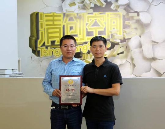 最后,丁华民邀请刘峰校友作为清创孵化器创业导师,并颁发导师证书.