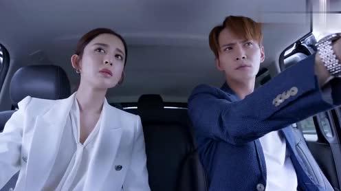 女总裁赶时间谈生意，结果奔驰体型太大堵路上，直接换大叔摩托