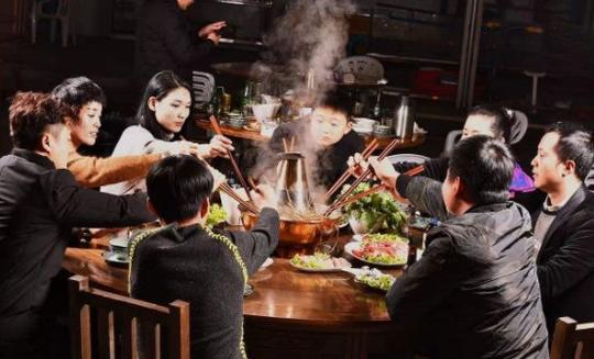 大叔开店卖“羊肉火锅”，生意火爆，日卖800斤羊肉，排队人很多