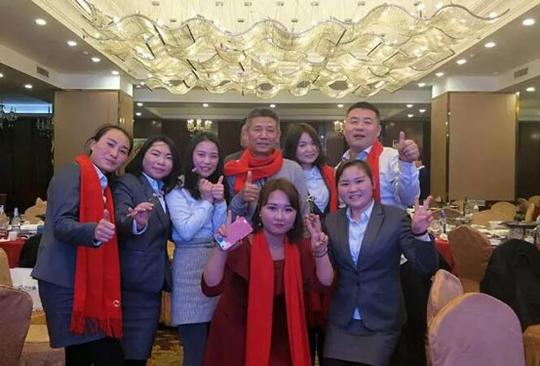蓝天豚董事长童彬原先生与员工同乐,送出诚挚祝福