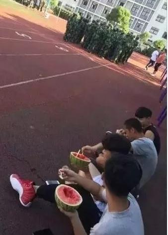 哎呀妈呀脑瓜疼!我因吃西瓜被5000人追着打!