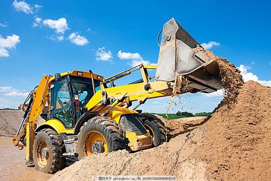 开挖掘机的工作人员建筑工地建筑工人工作职业环境家居图片素材